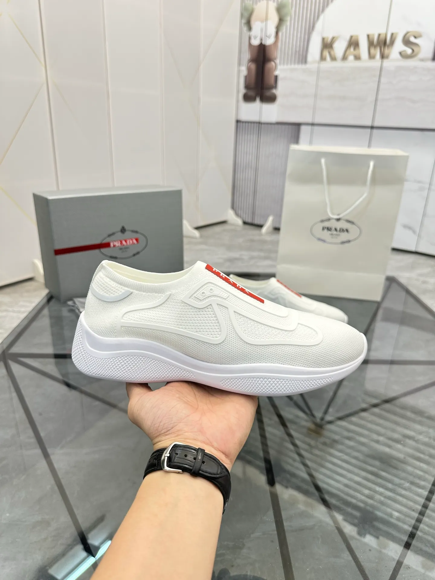 Men's shoes: 💰P460¥ High-end top quality Product trademark: Prada *"Prada*" low-top casual shoes Regular size: 38-45 (can be customized to 46) Product materials: imported original breathable fly knit upper, breathable lining, original outsole. No.: 001